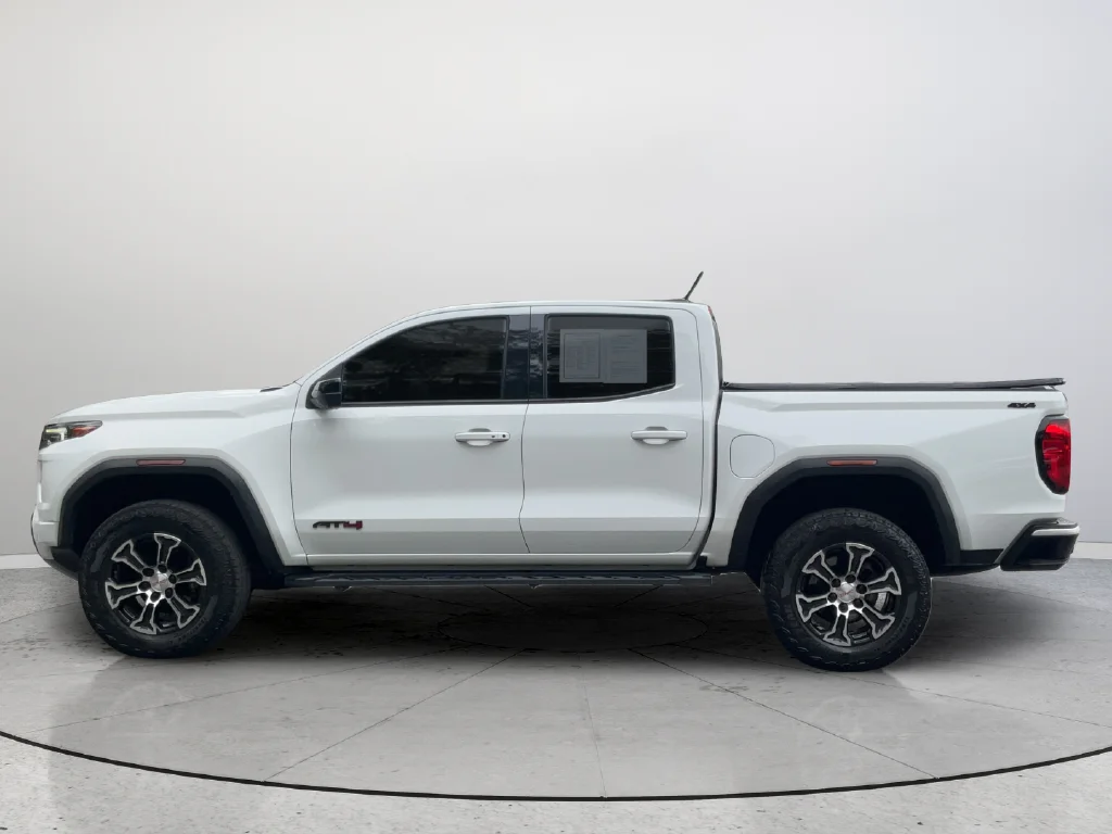 Used 2024 White GMC AT4 image 9