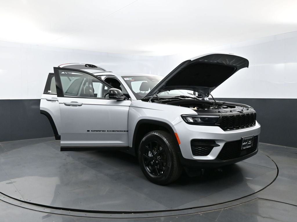 Used 2025 Silver Zynith Jeep Altitude image 30