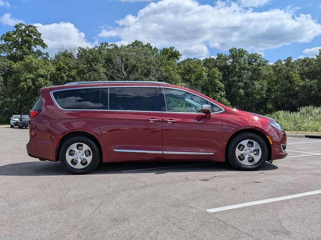 Used 2018 Red Chrysler Limited image 8