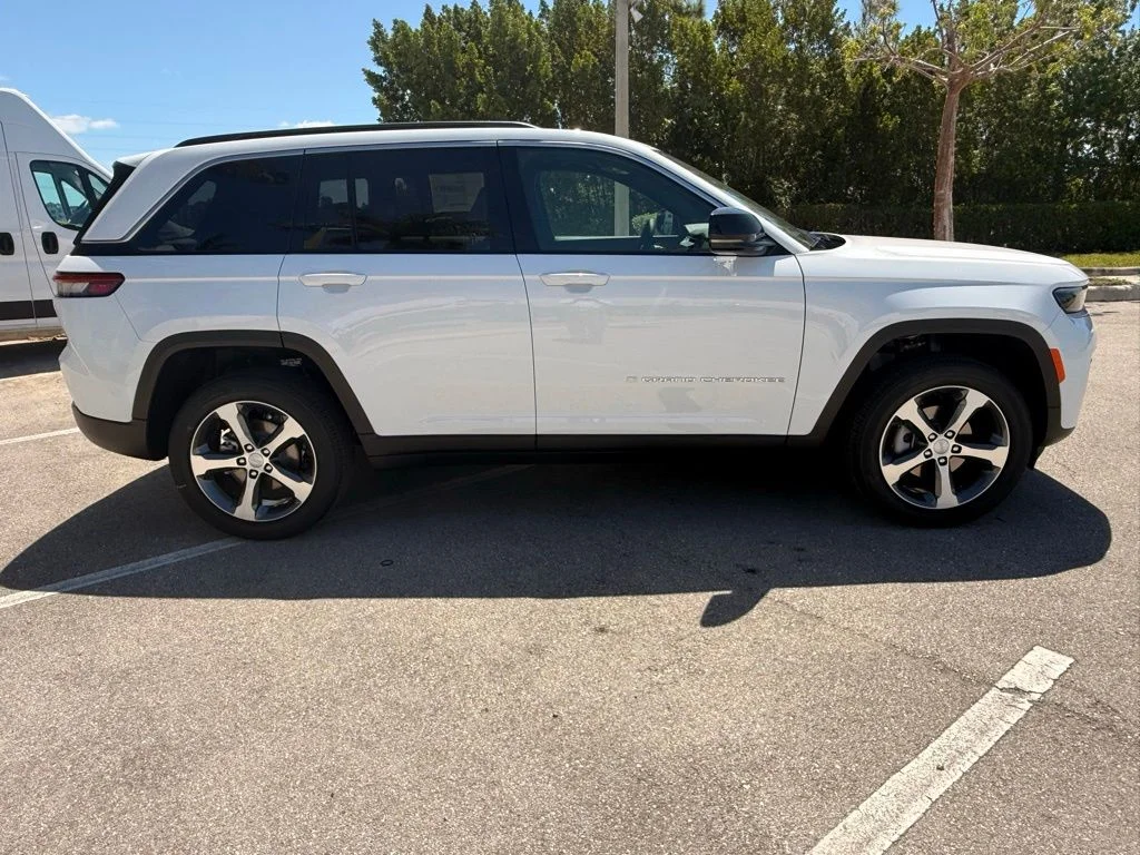 New 2026 Bright White Clear-Coat Exterior Paint Jeep Limited image 3