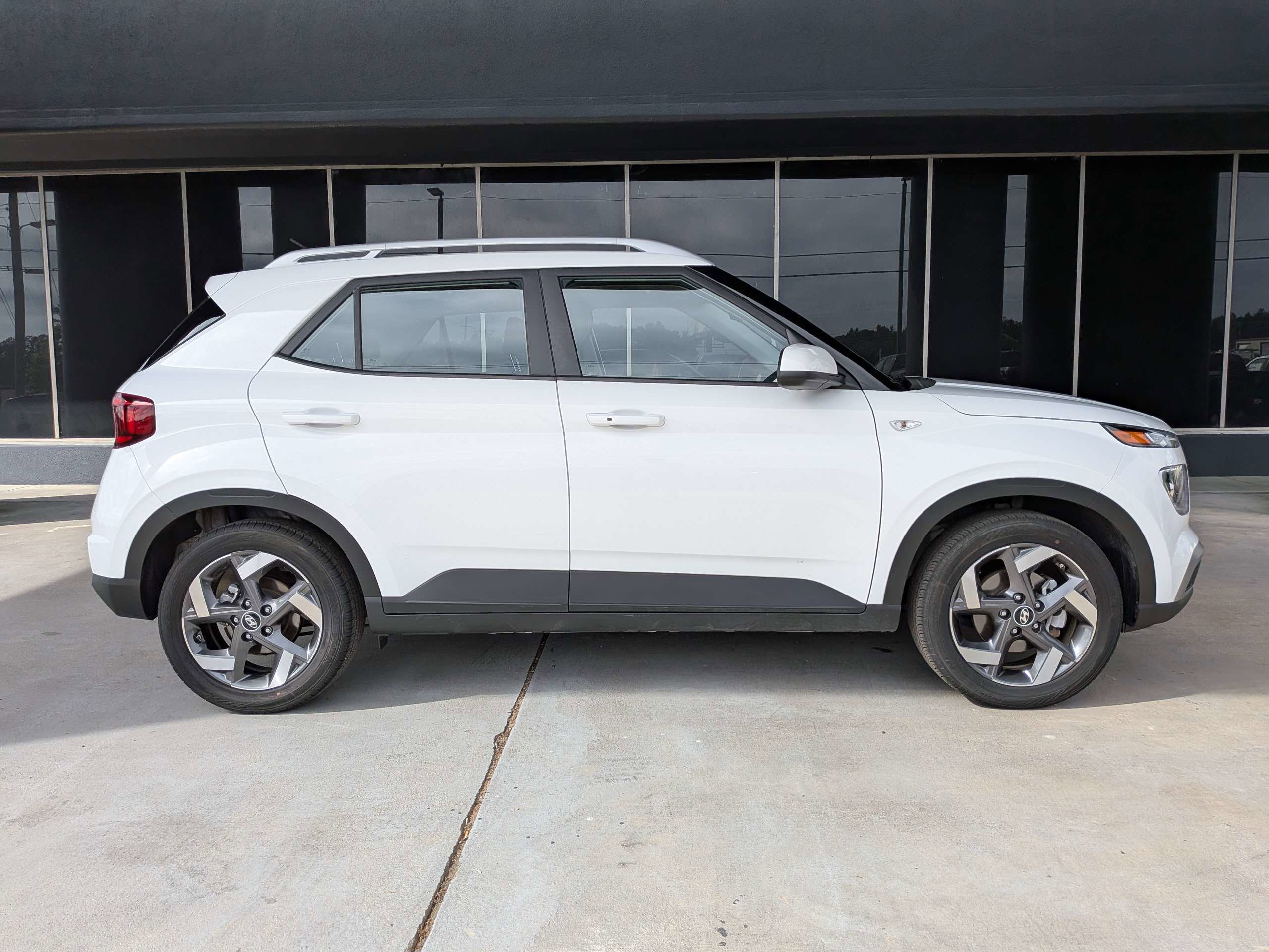 Used 2025 White Hyundai SEL image 2