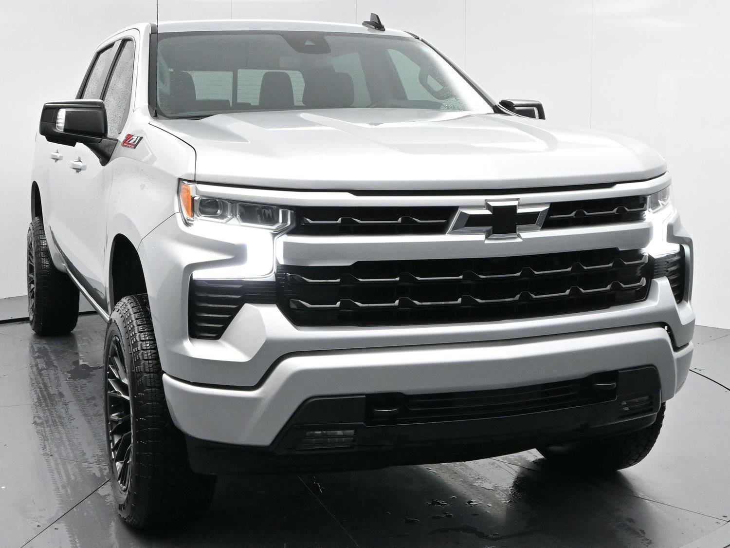Used 2022 Silver Ice Metallic Chevrolet RST image 2