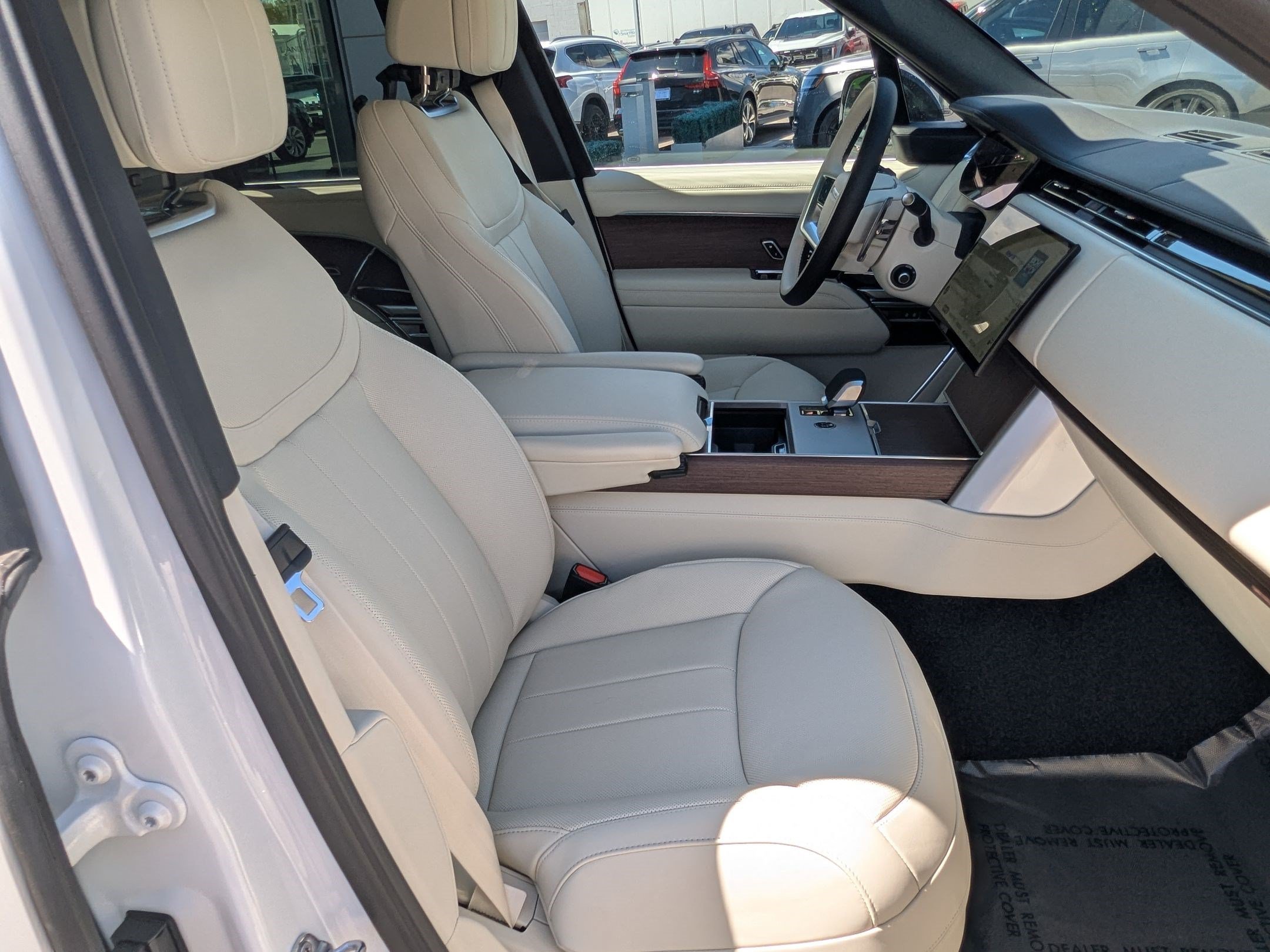 New 2026 Ostuni Pearl White Land Rover P530 SE image 32
