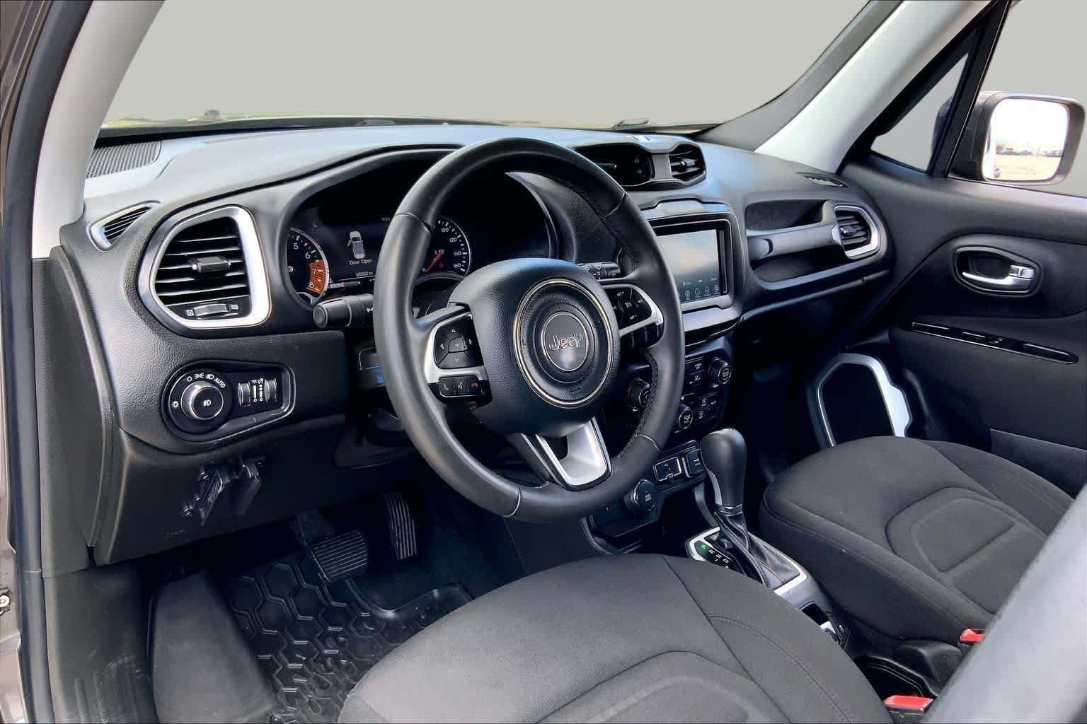 Used 2021 Granite Crystal Metallic Clearcoat Jeep Latitude image 17