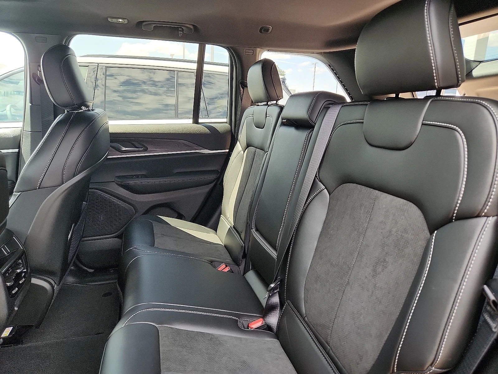 New 2027 Sting-Gray Clear-Coat Paint Jeep LAREDO ALTITUDE 4X4 image 9