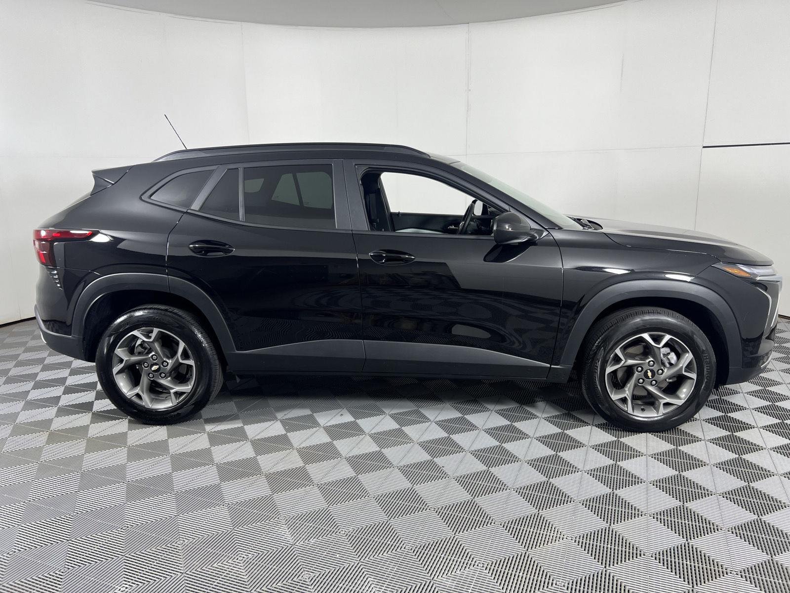 Used 2025 Mosaic Black Metallic Chevrolet LT image 11