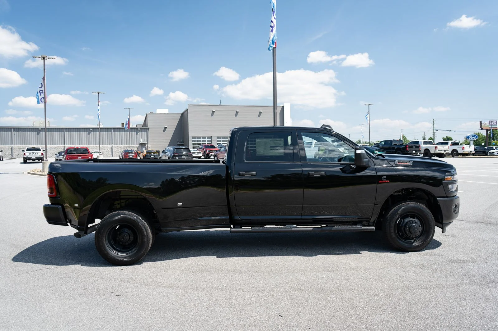 New 2026 Diamond Black Crystal Pearl-Coat Exterior Paint RAM Tradesman image 11