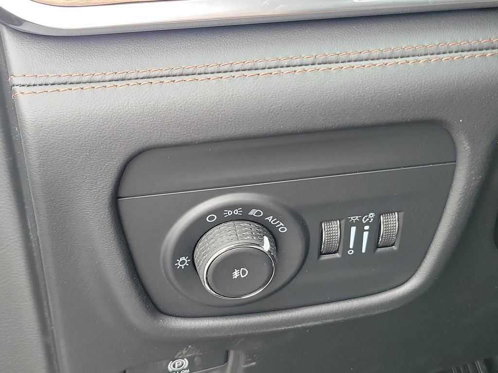 New 2026 Silver Zynith Exterior Paint Jeep Summit image 19