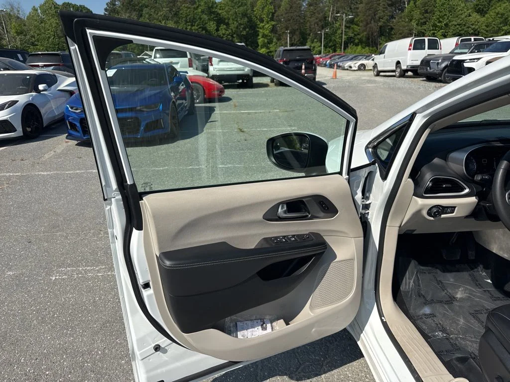 Used 2023 White Chrysler Touring L image 27