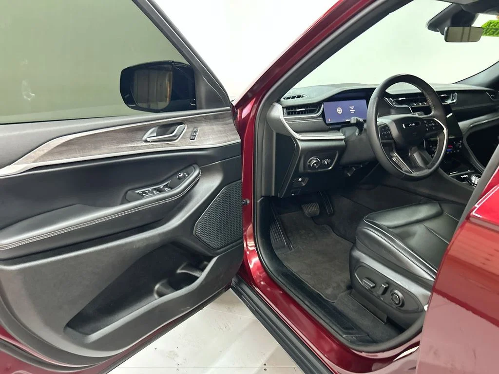 Used 2025 Velvet Jeep Limited image 15