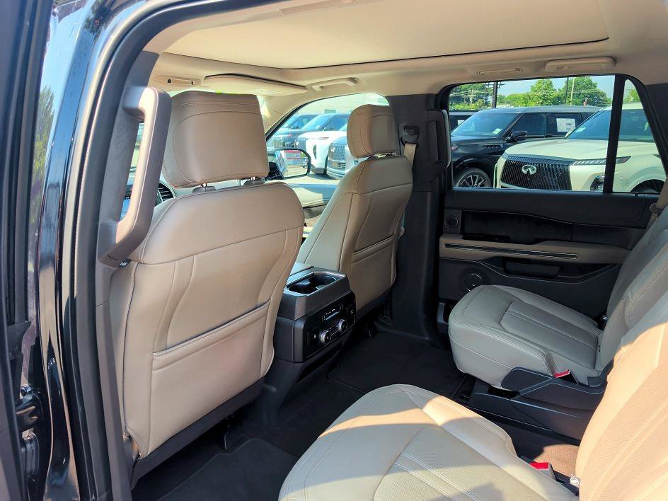 Used 2019 Black Metallic Ford Limited image 9