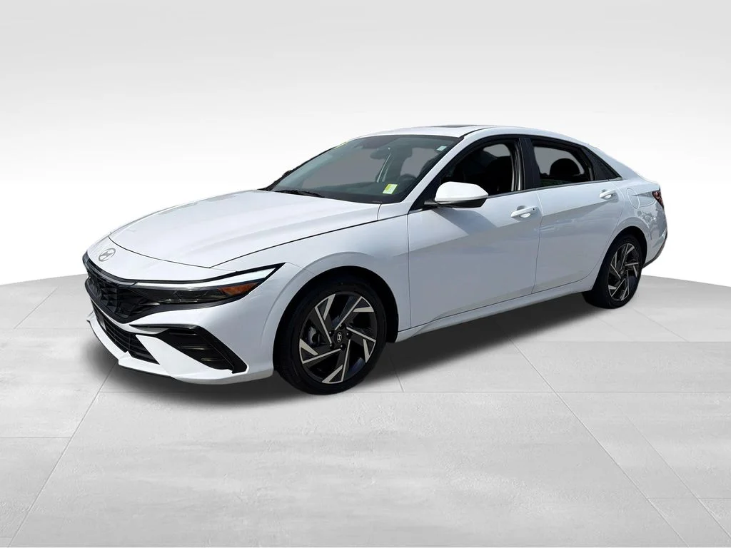 Used 2024 White Hyundai SEL image 3