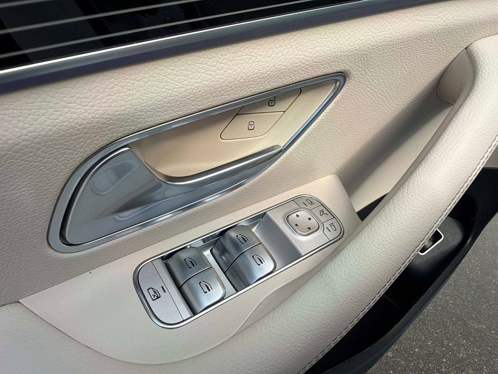 New 2026 Polar White Mercedes-Benz 350 4MATIC® SUV image 19