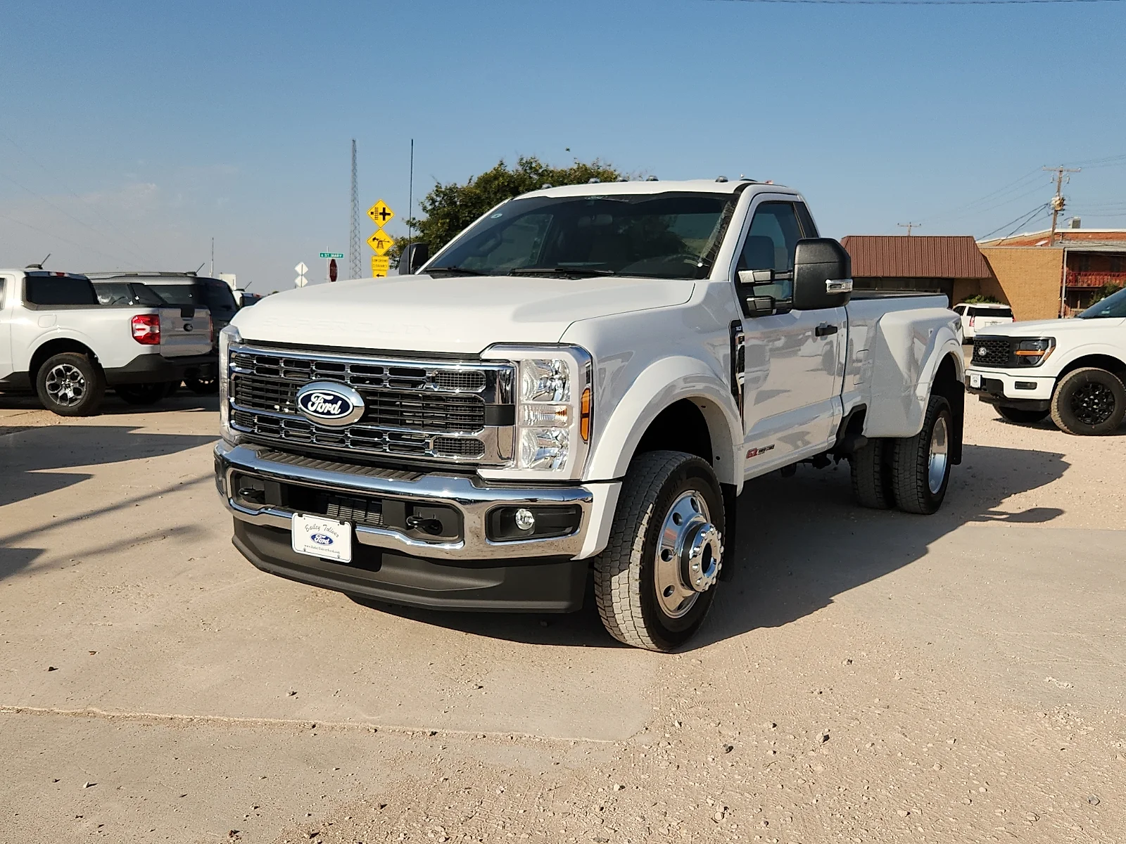 New 2027 Oxford White Ford XLT image 3