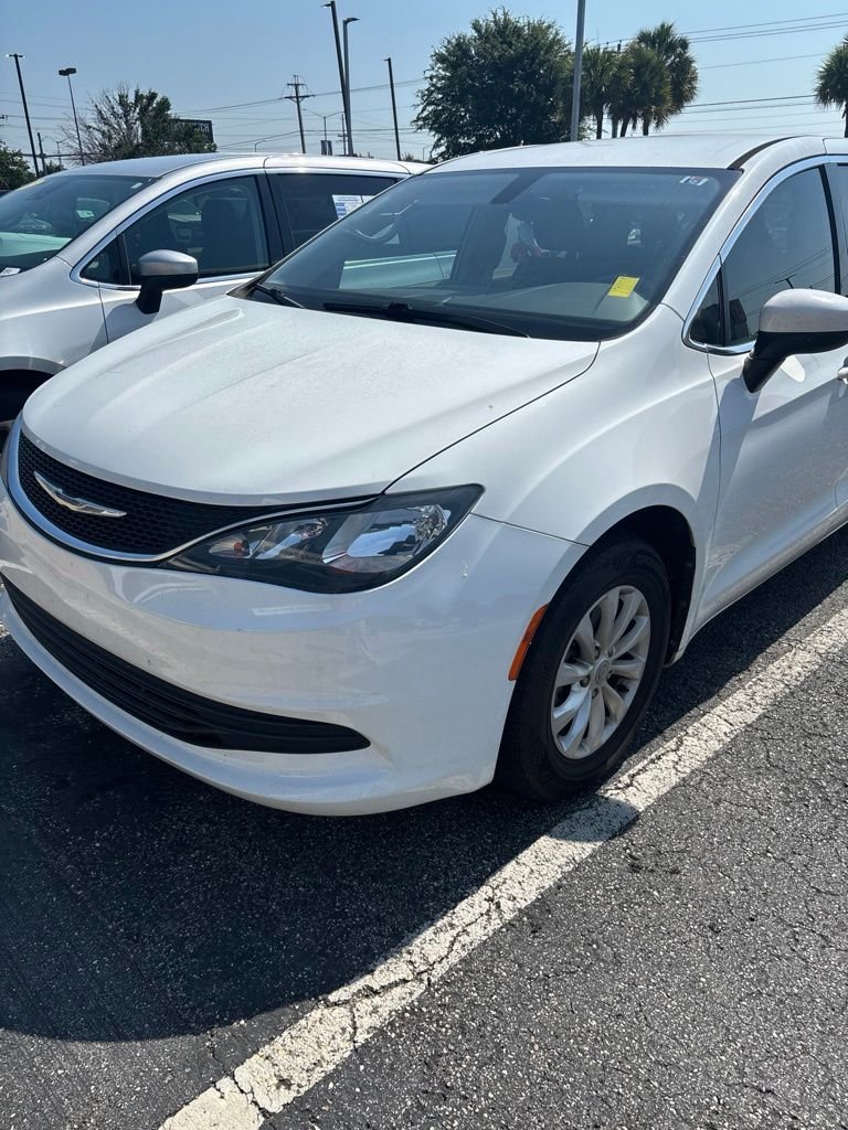 Used 2017 White/off-white Chrysler Touring image 1