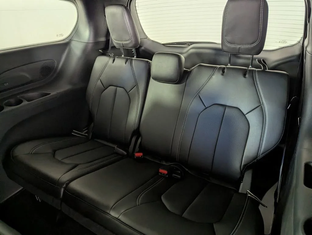 New 2026 Diamond Black Crystal Pearl-Coat Exterior Paint Chrysler Select image 17