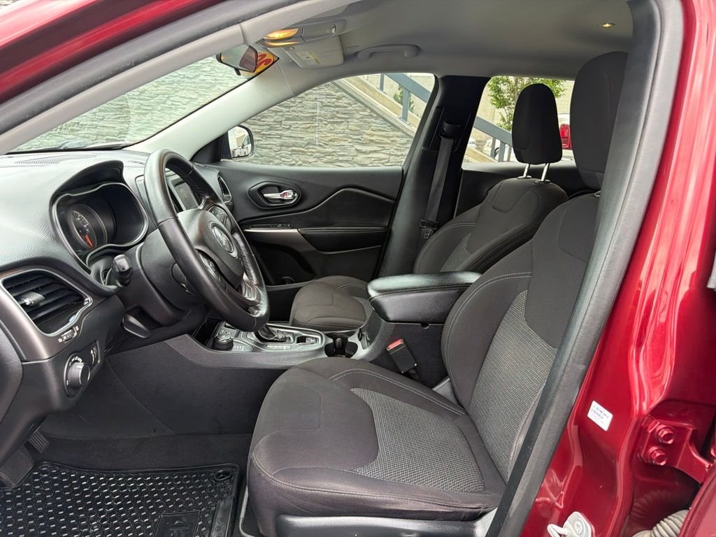 Used 2020 Red Jeep Latitude image 10