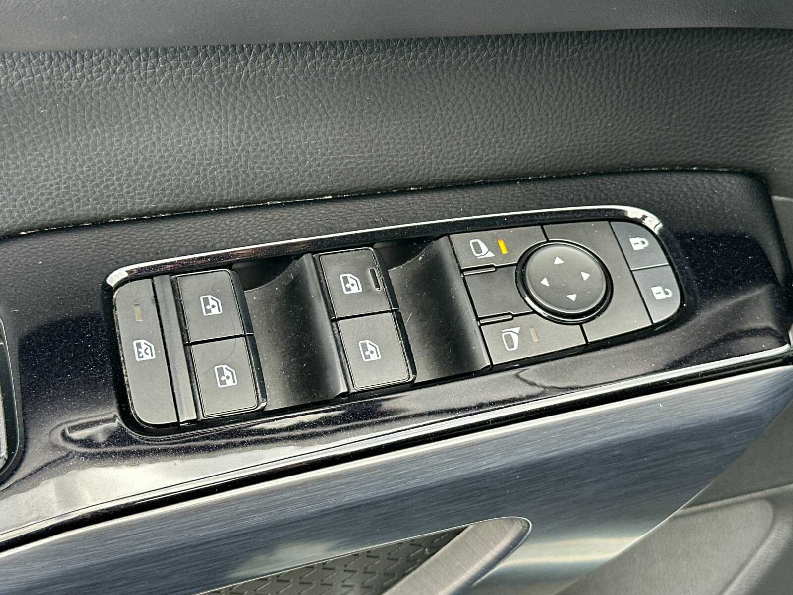 Used 2023 Pearl White Nissan SL 4D Sport Utility image 13
