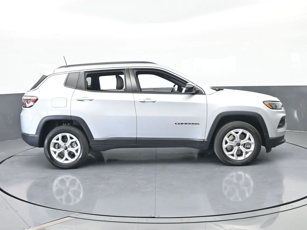 Used 2025 Silver Zynith Metallic Clearcoat Jeep Latitude image 7