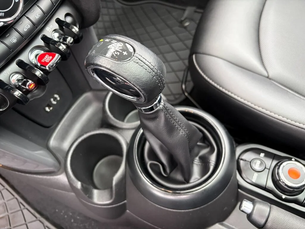 Used 2018  MINI 3 Door Great price,Fun to drive,Financing availa image 24
