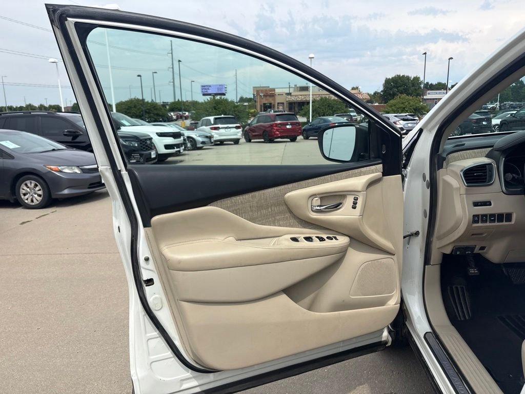 Used 2019 Pearl White Tricoat Nissan SL image 9