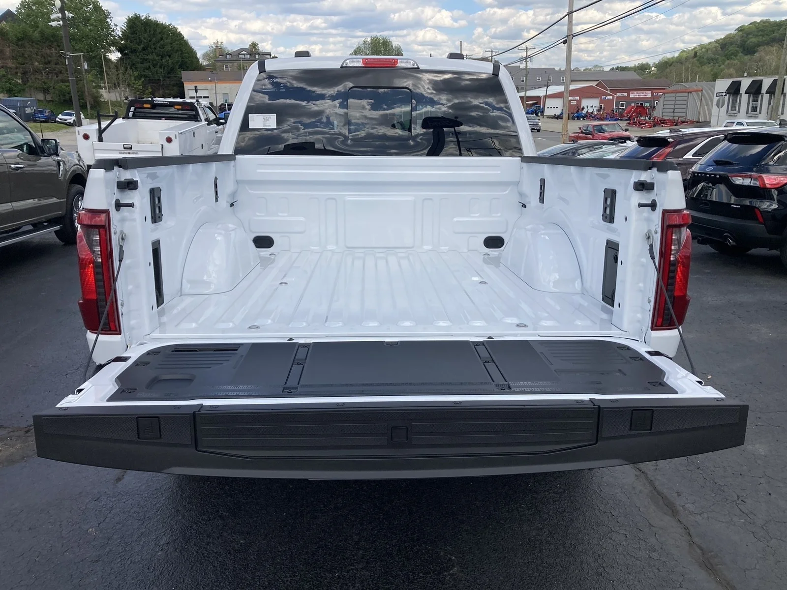 New 2026 Oxford White Ford XLT image 7