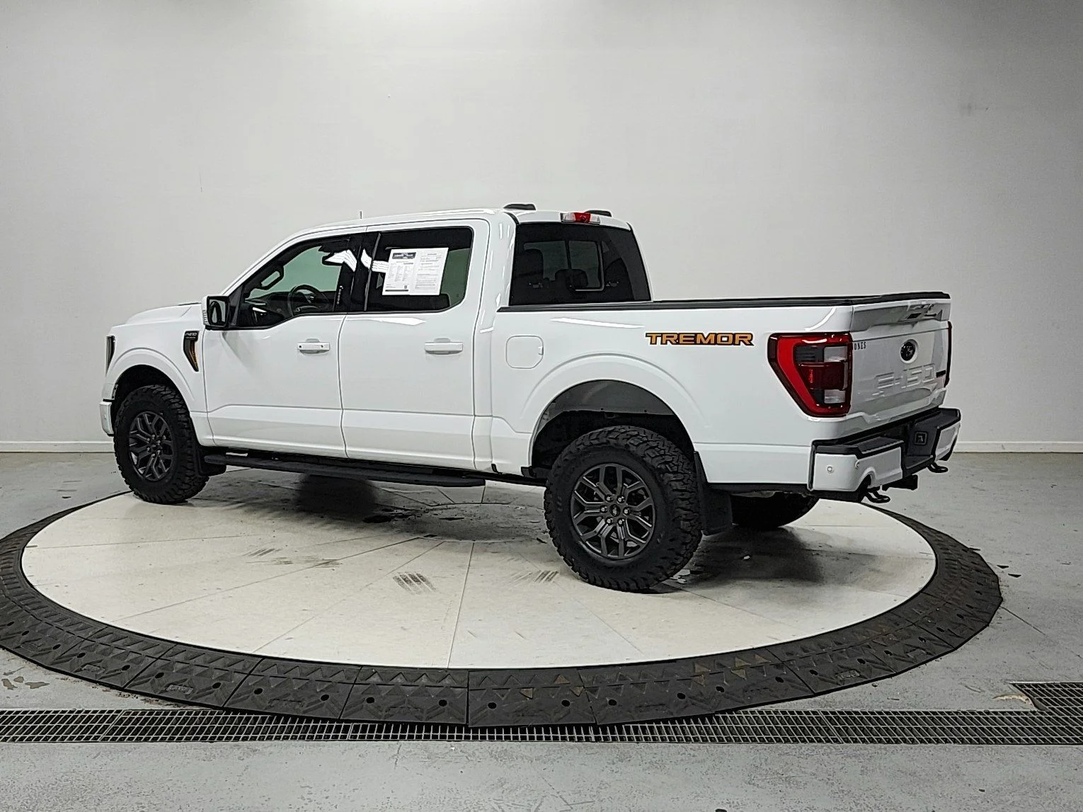 Used 2022 Oxford White Ford Tremor image 6