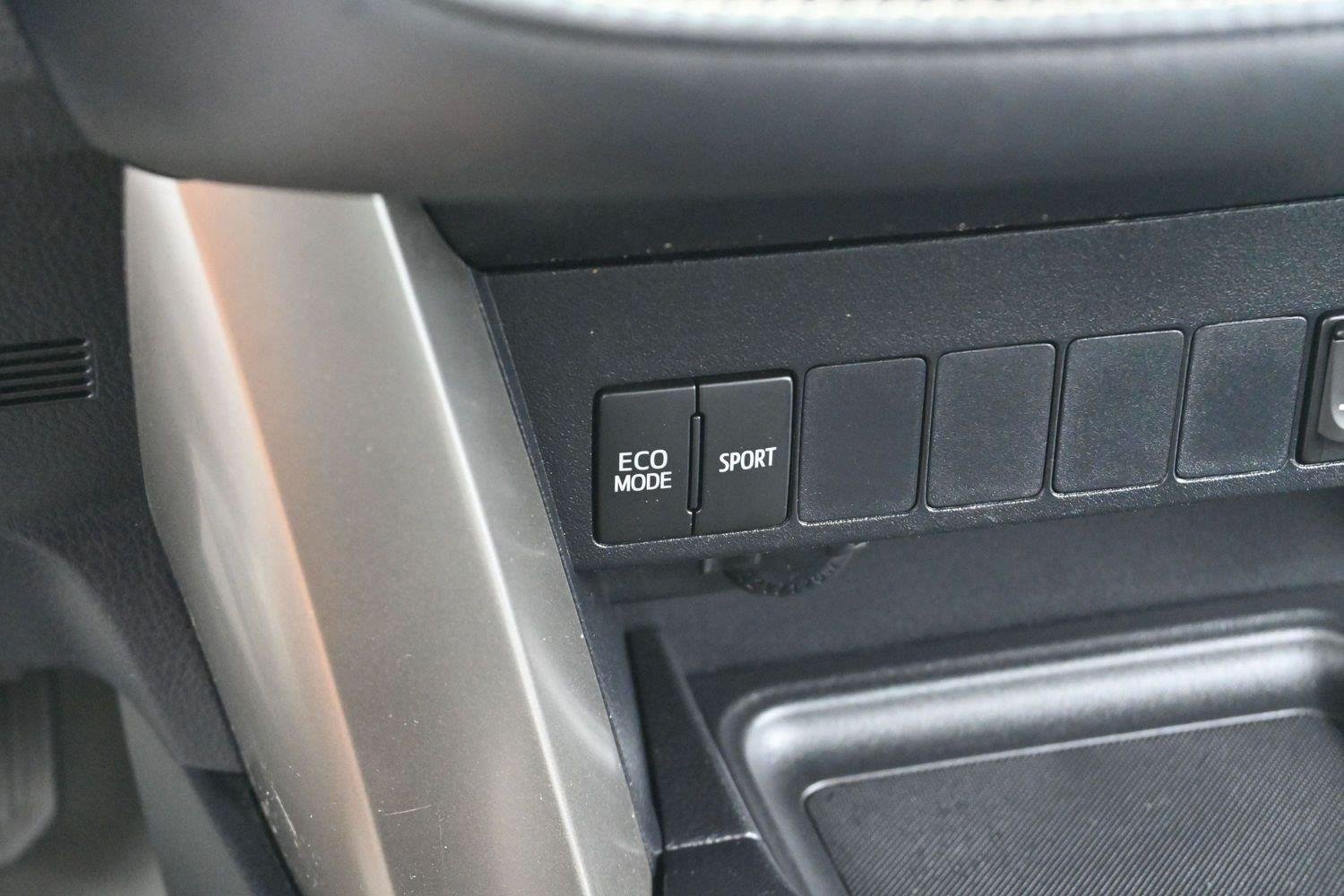 Used 2015 Super White Toyota XLE image 24