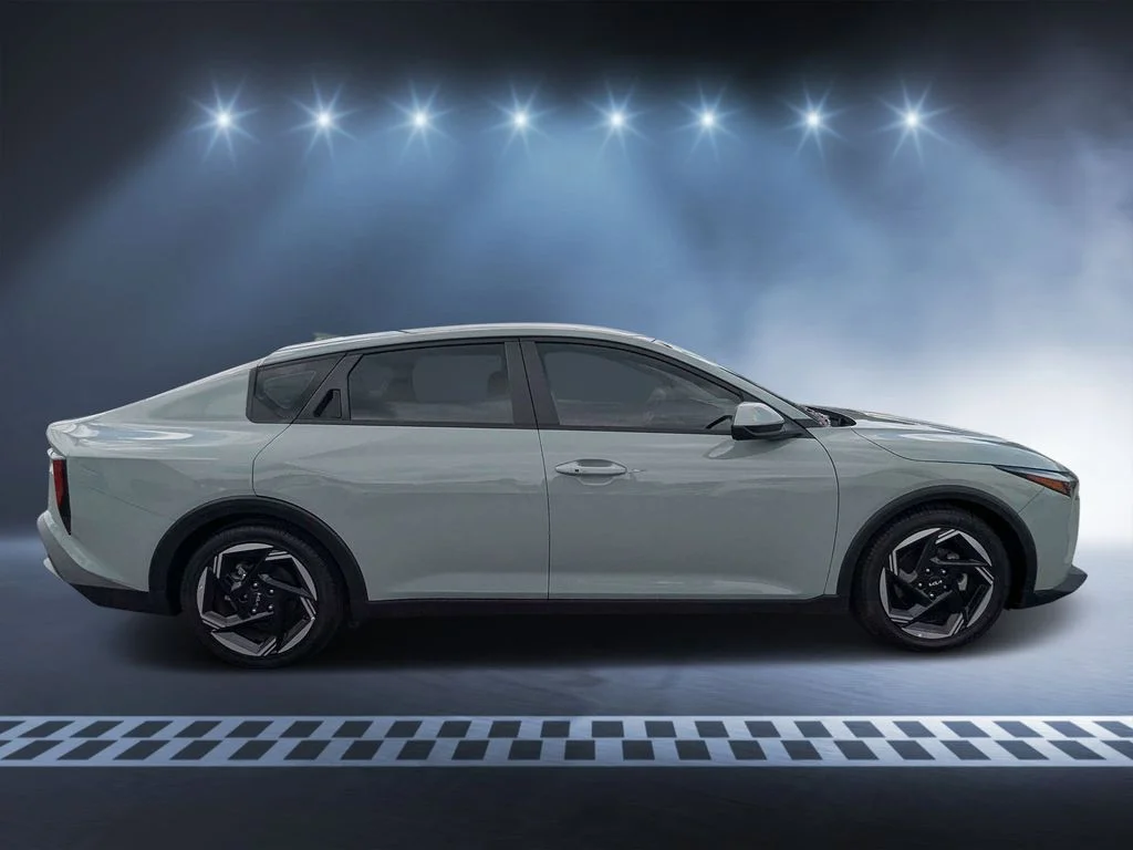 Used 2025  Kia EX image 2
