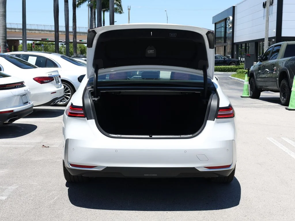 Used 2025 White BMW 530i image 7