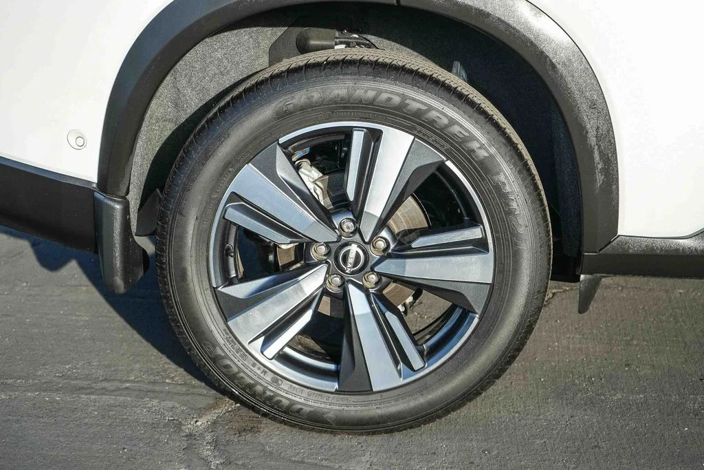 Used 2025 White Nissan SL image 11