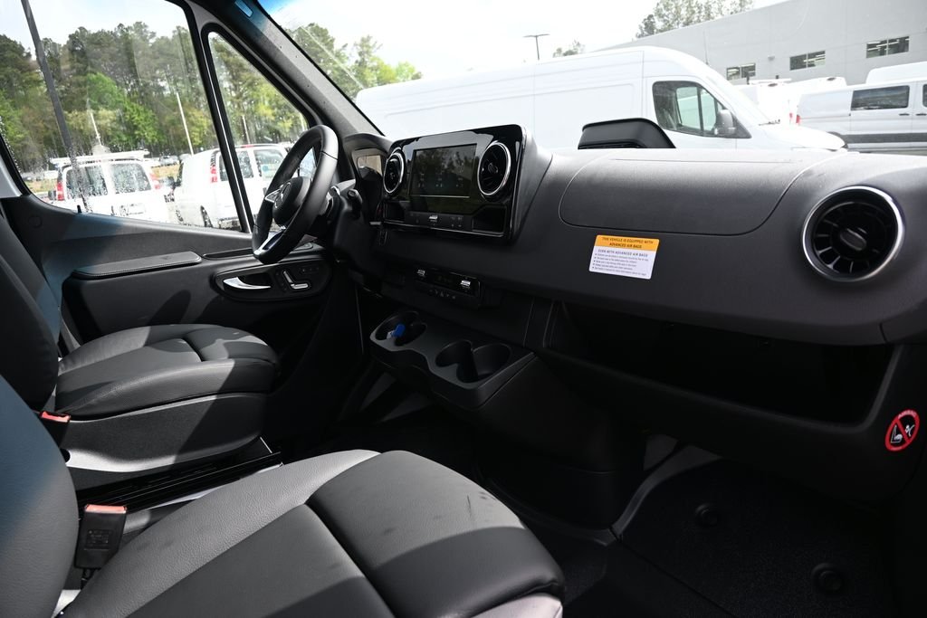 Used 2026 Arctic White Mercedes-Benz Cargo 170 WB image 18
