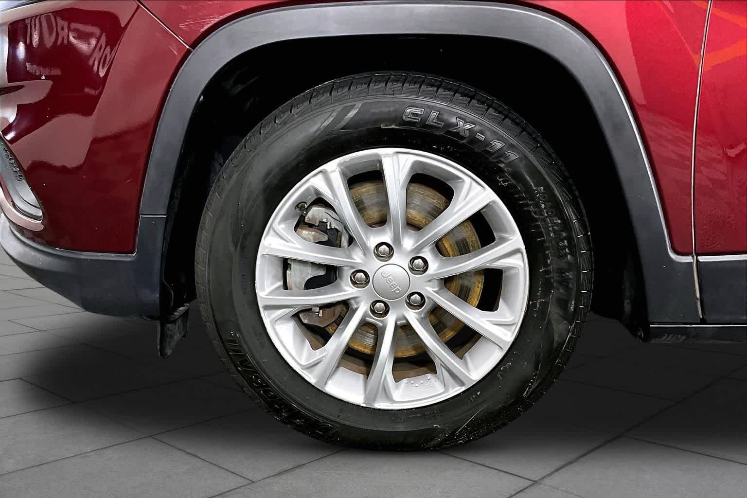 Used 2019 Velvet Red Pearlcoat Jeep Latitude image 11