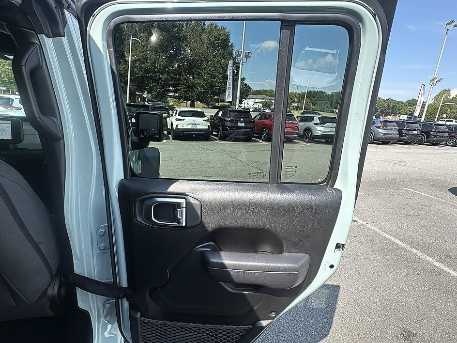 Used 2024 Earl Clearcoat Jeep Sport S image 28