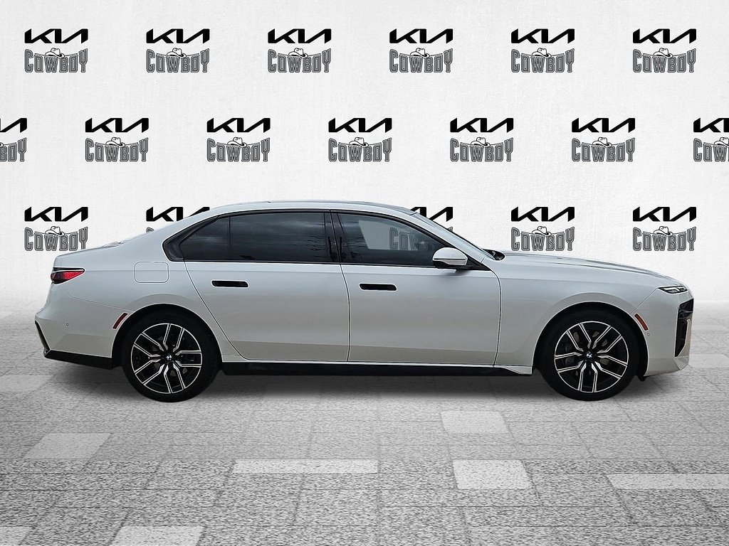 Used 2025  BMW 740i image 8