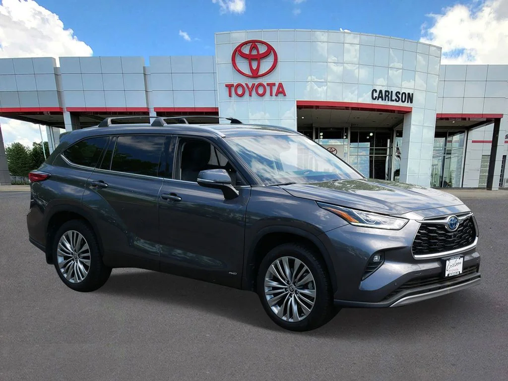 Used 2022 Toyota Highlander Platinum with VIN 5TDEBRCH8NS087043 for sale in Minneapolis, Minnesota