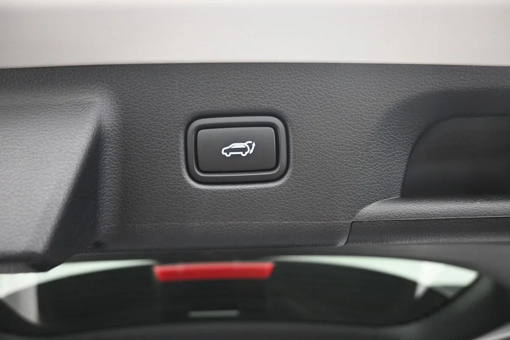 Used 2025 White Hyundai SEL image 14