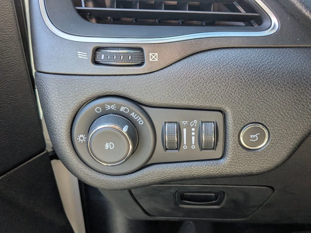 Used 2022 Bright White Clearcoat Jeep Trailhawk image 22