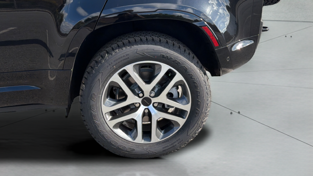 New 2026 Santorini Black Land Rover X-Dynamic SE image 16