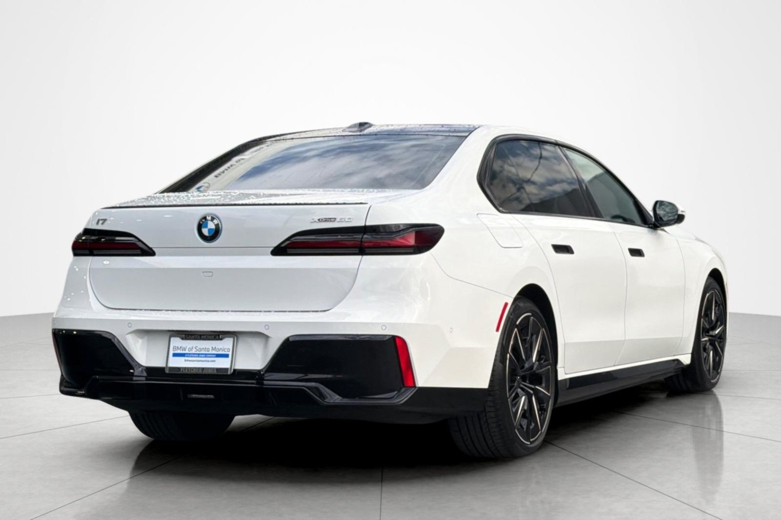 Used 2023 Alpine White BMW xDrive60 image 5