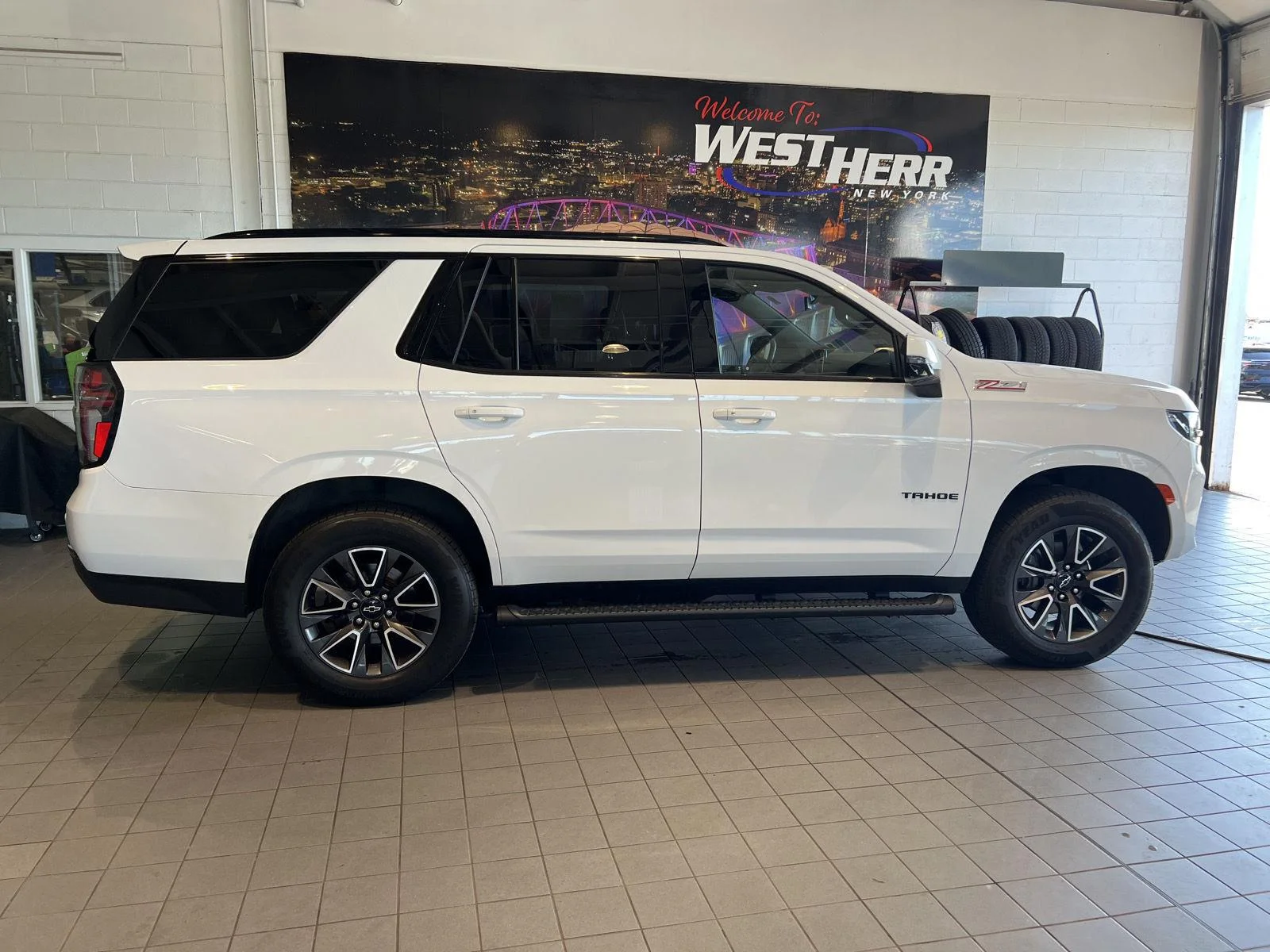 Used 2022 Summit White Chevrolet Z71 image 13