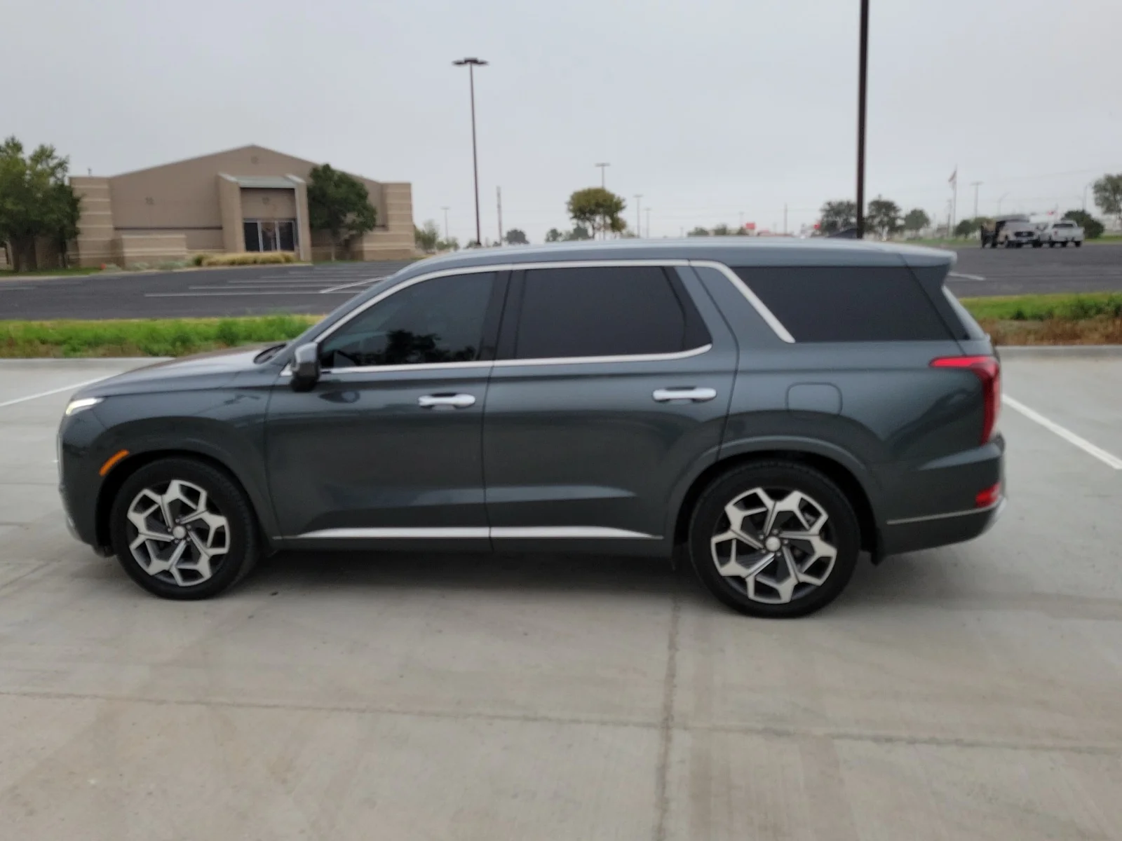 Used 2022 Steel Graphite Hyundai Calligraphy image 2