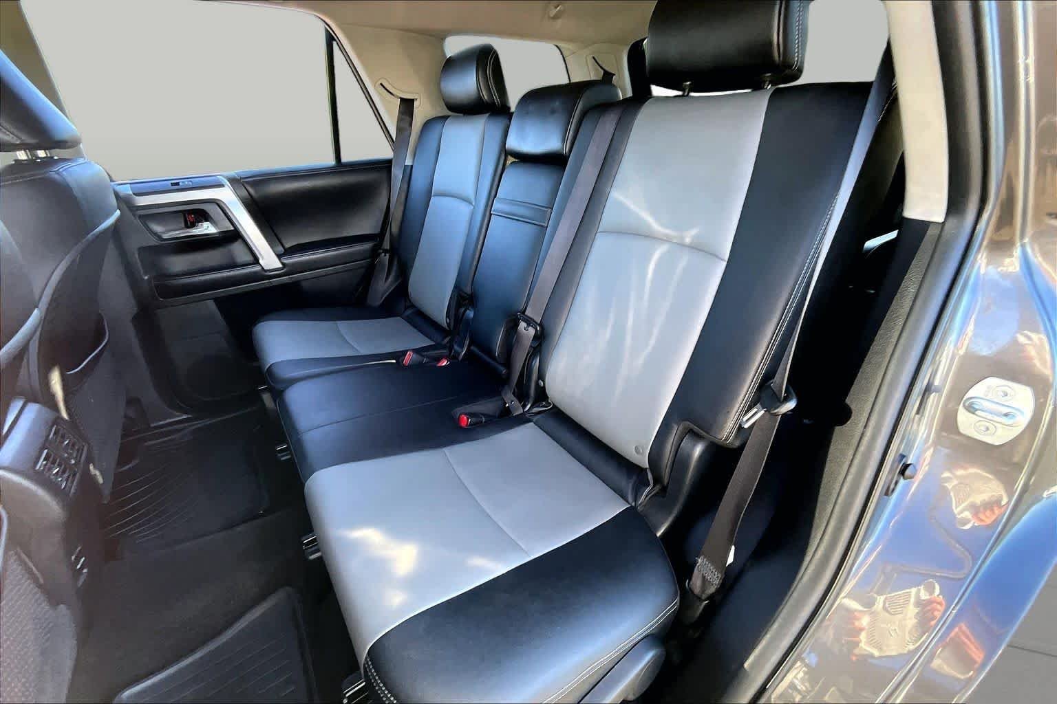 Used 2016 Magnetic Gray Metallic Toyota SR5 Premium image 20