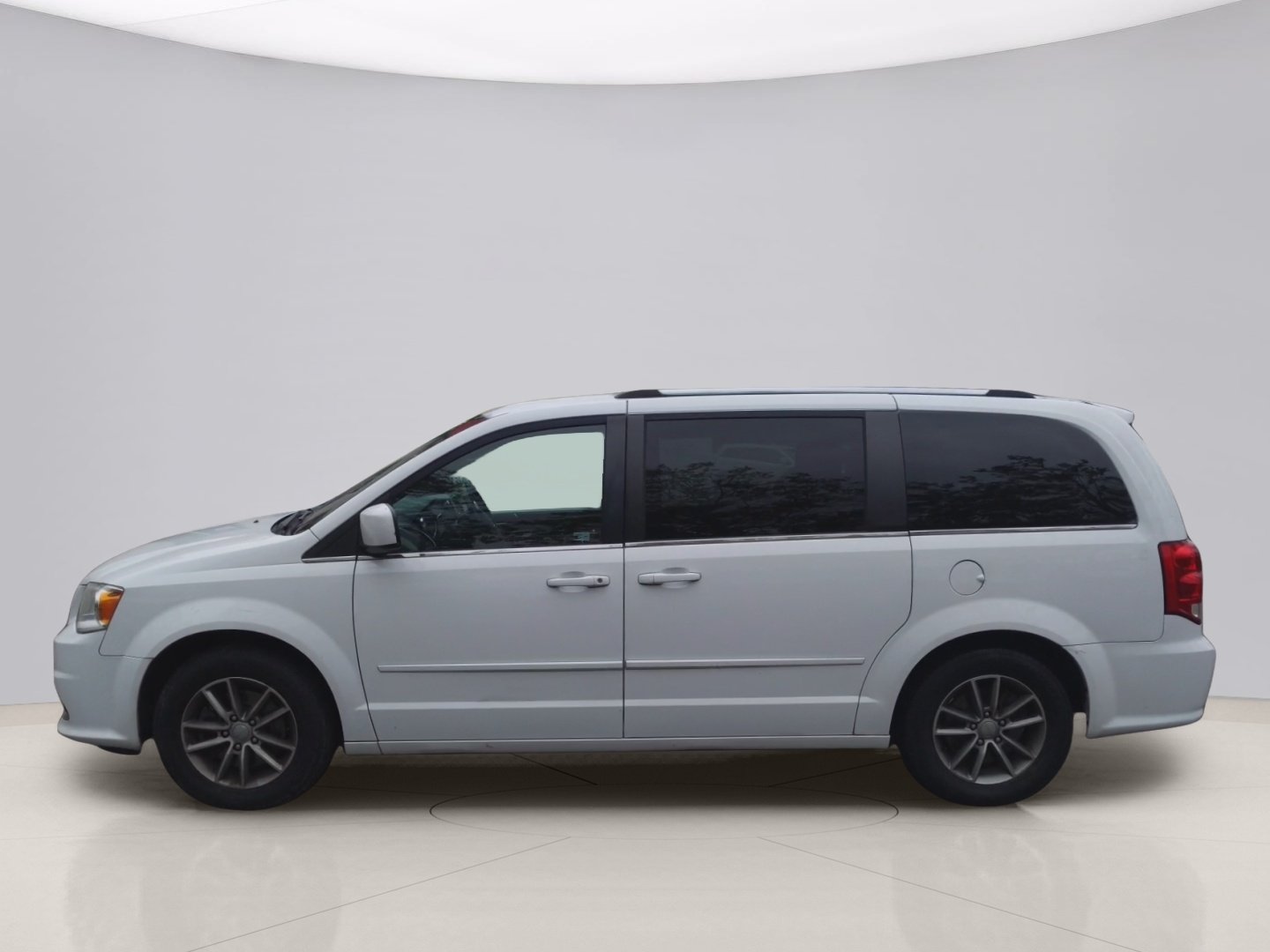 Used 2015 White Dodge SXT image 2