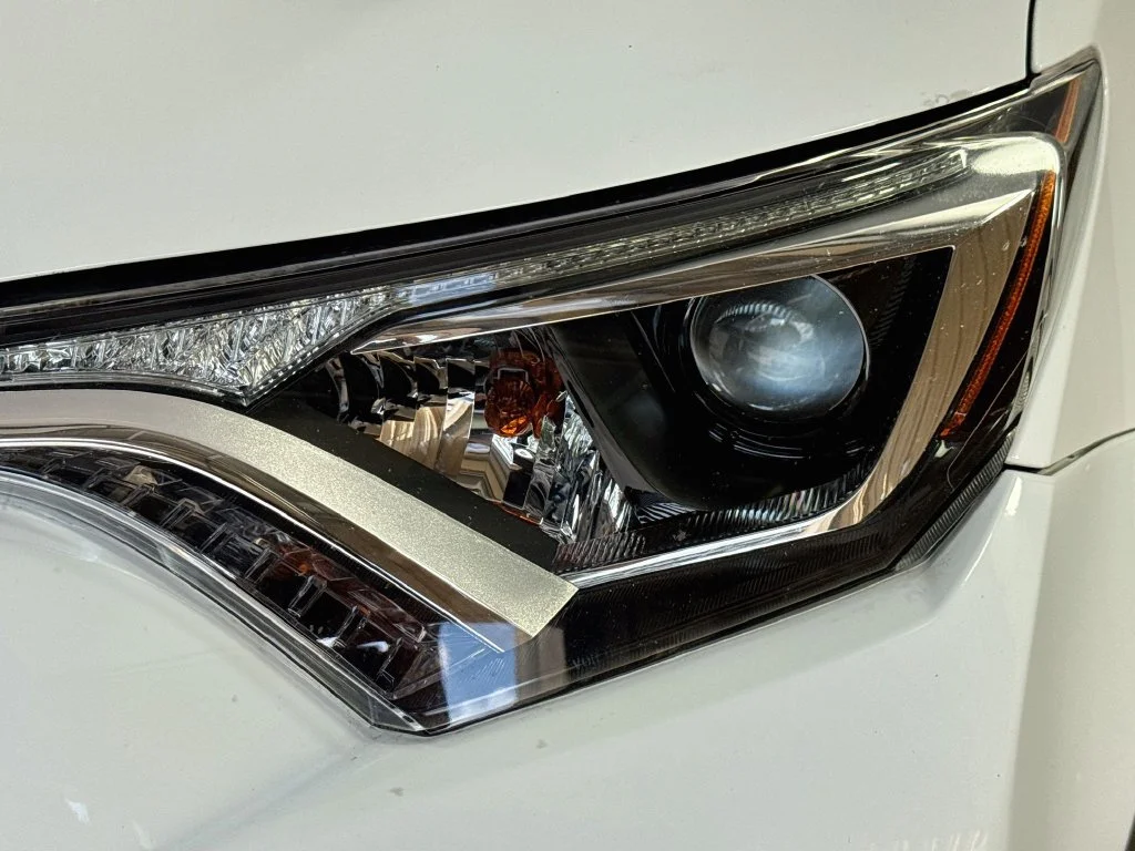 Used 2018 White Toyota XLE image 37