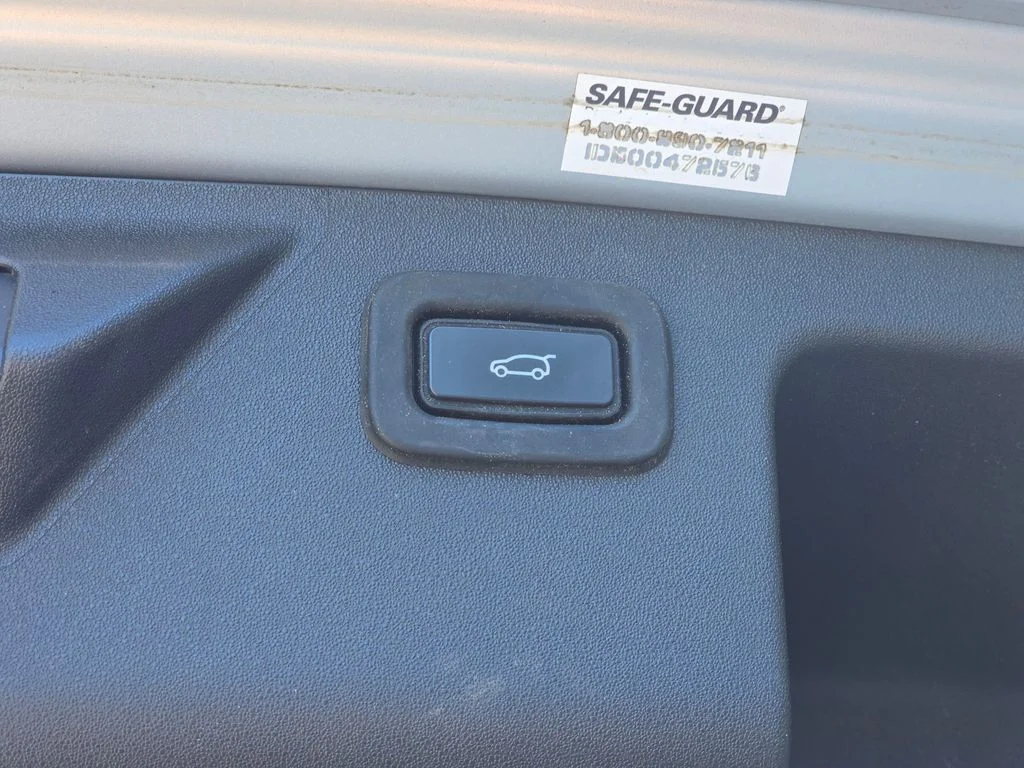 Used 2022 Hakuba Silver Metallic Land Rover SE image 16