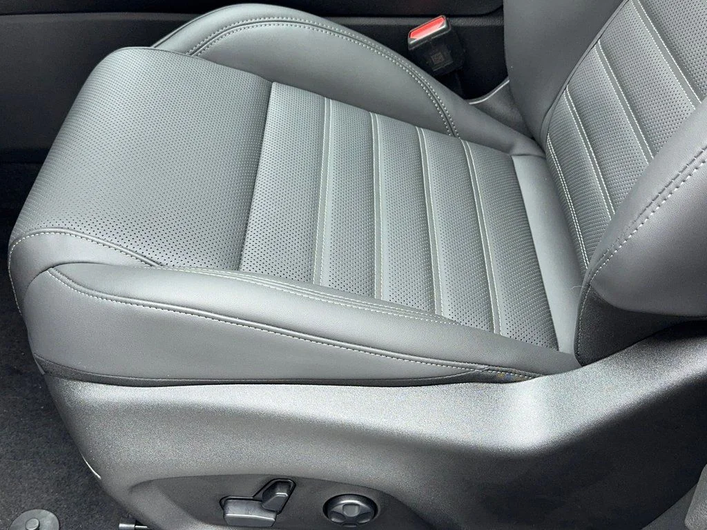 New 2025 Silver Alfa Romeo Base image 33