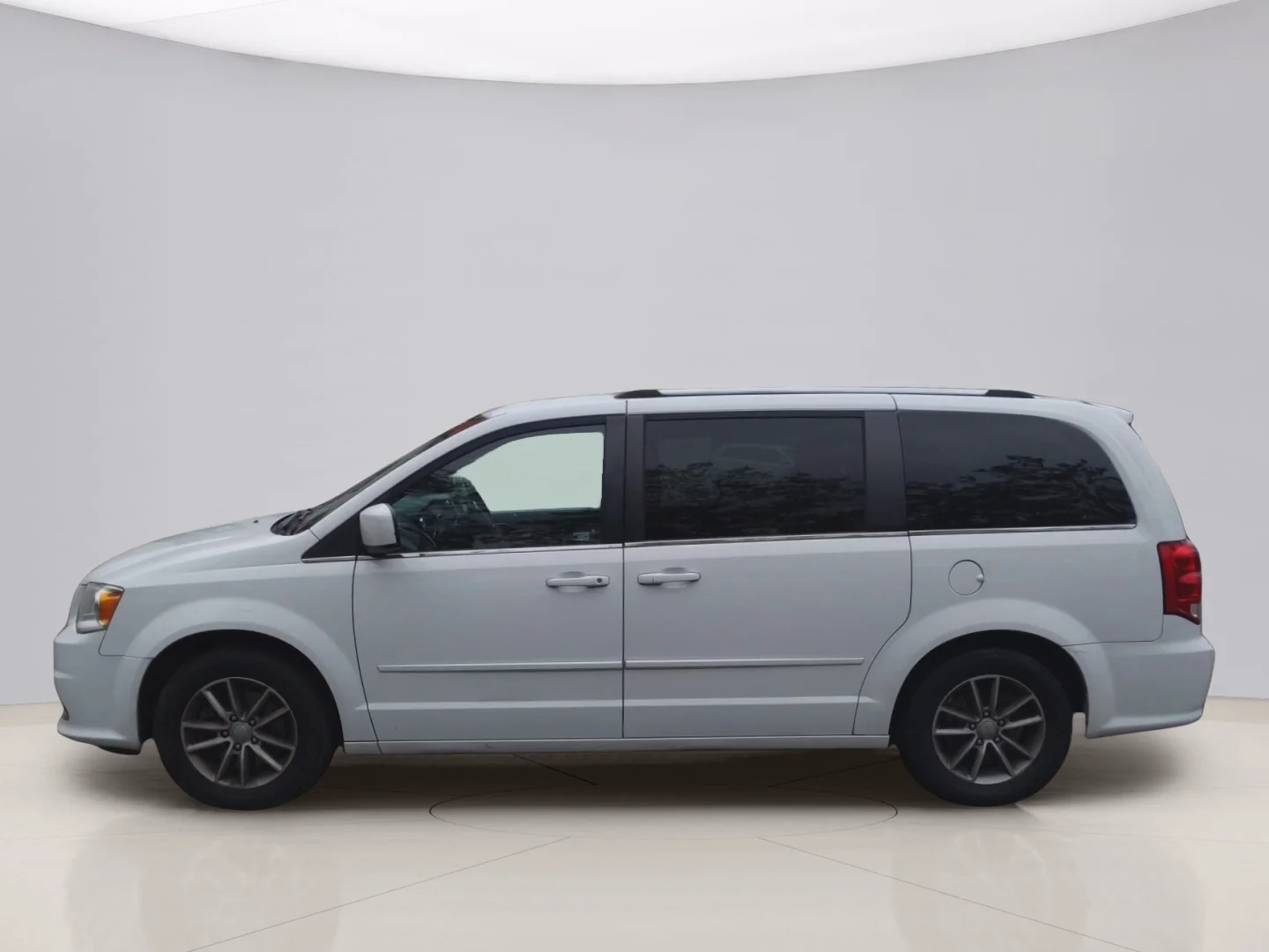 Used 2015 White Dodge SXT image 2