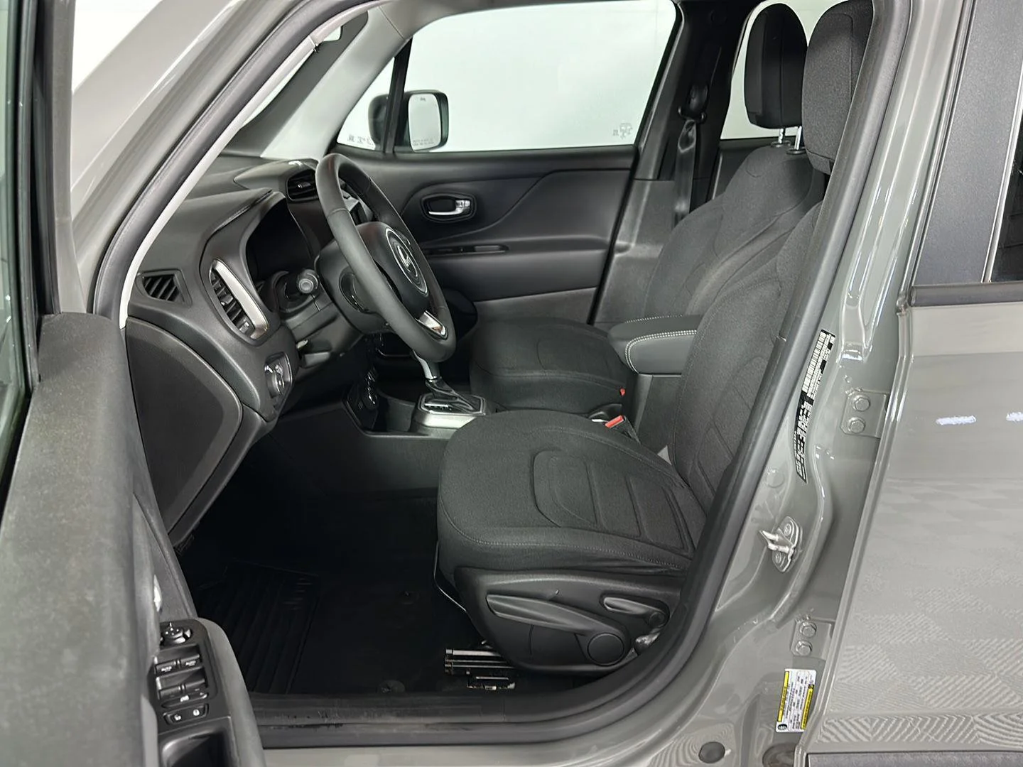 Used 2022 Sting-Gray Clearcoat Jeep Latitude image 5