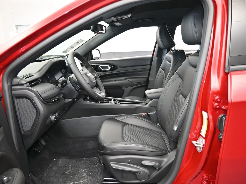 New 2026 Red Hot Pearlcoat Jeep Latitude image 11